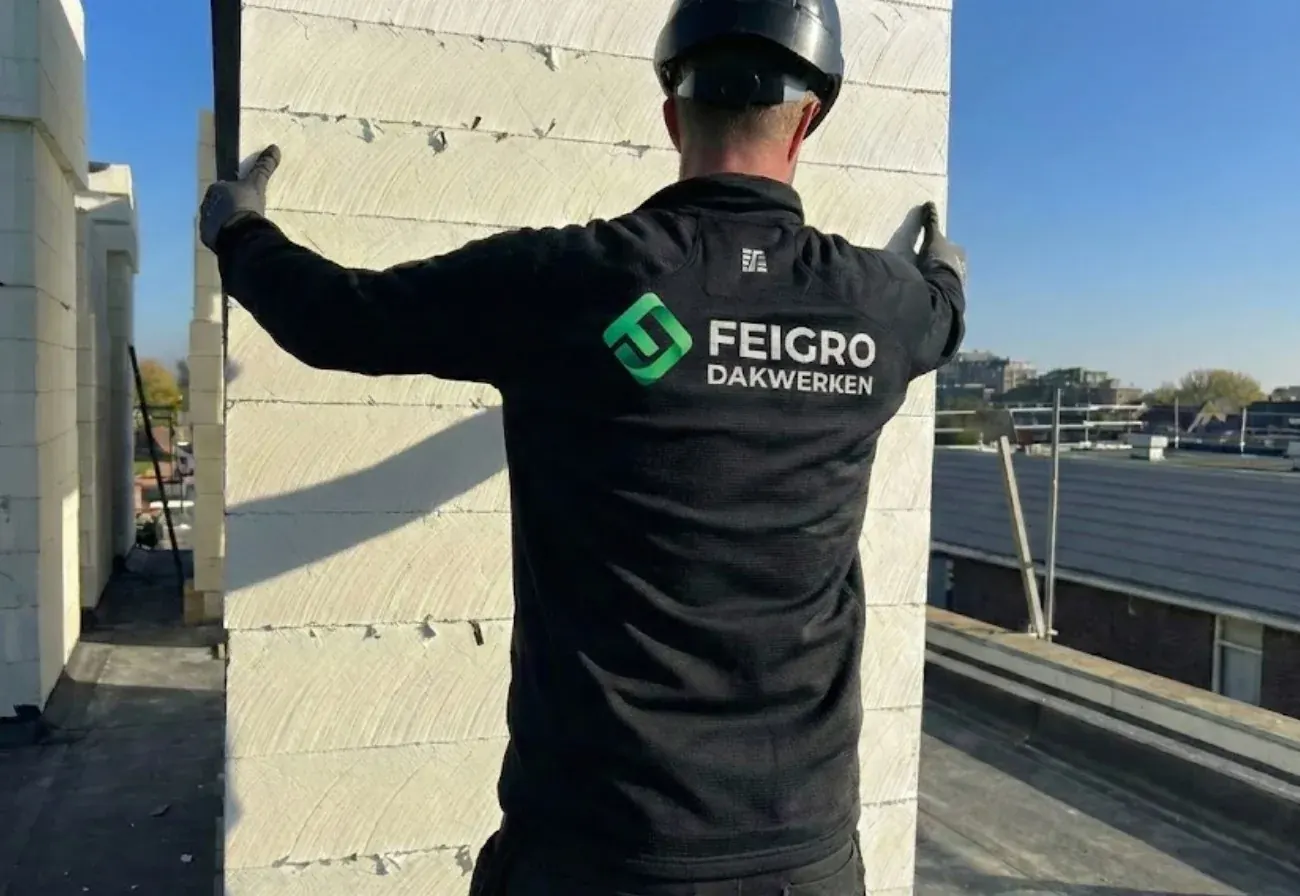 Dakdekker van Feigro legt nieuwe dakbedekking op een plat dak